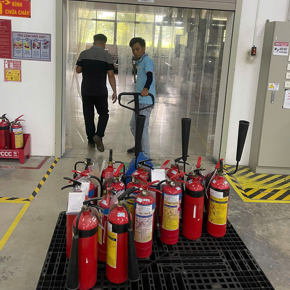 Bàn giao bình chữa cháy đã nạp cho khách hàng tại Biên Hòa