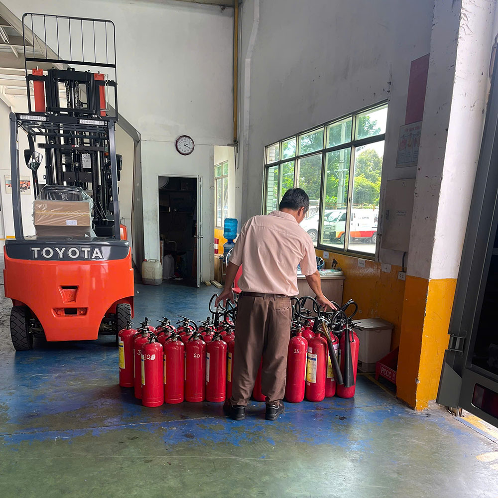 Nạp bình chữa cháy cho công ty xe nâng UMW
